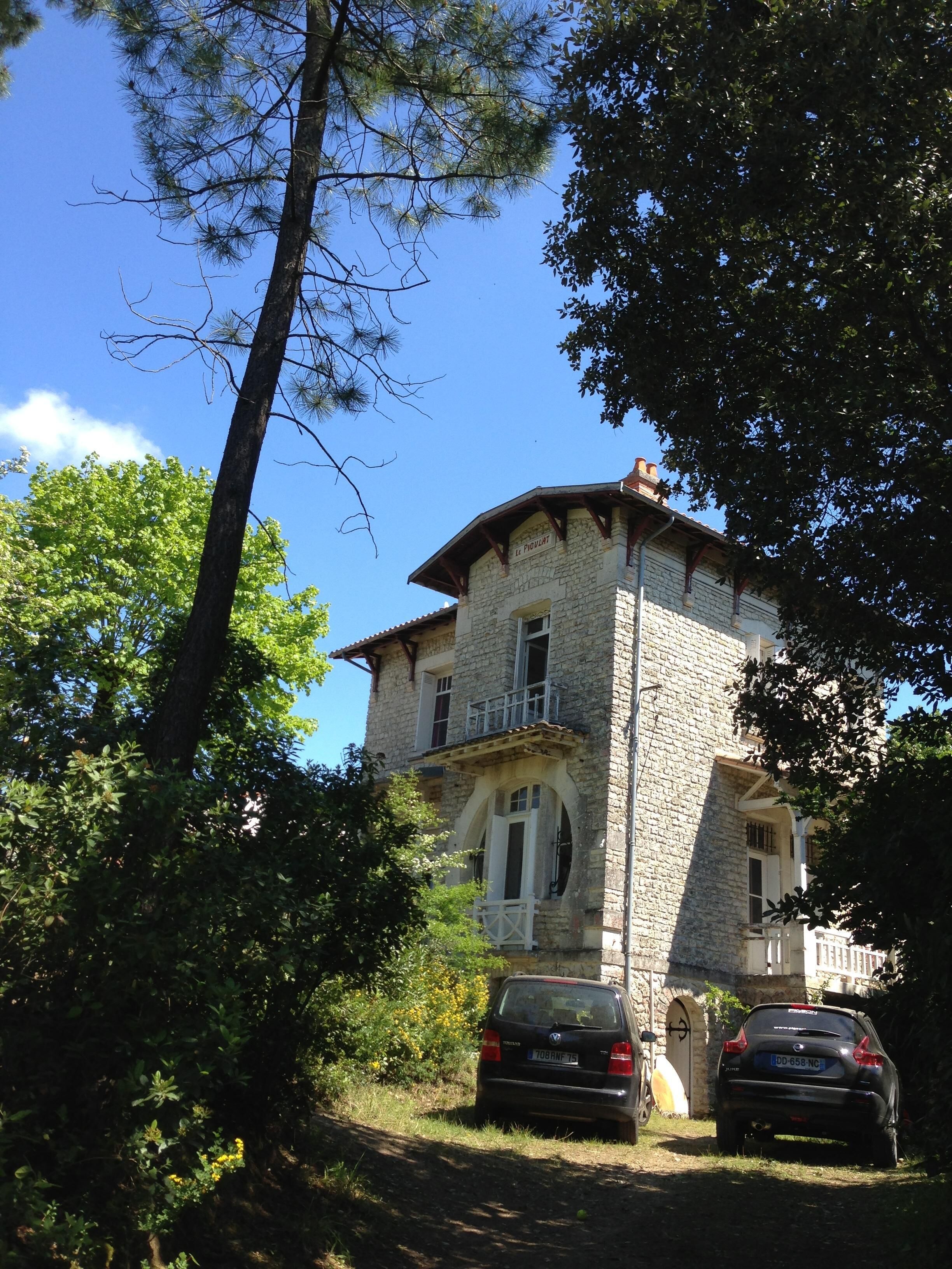 large family villa 200 m from the beach, with a large garden