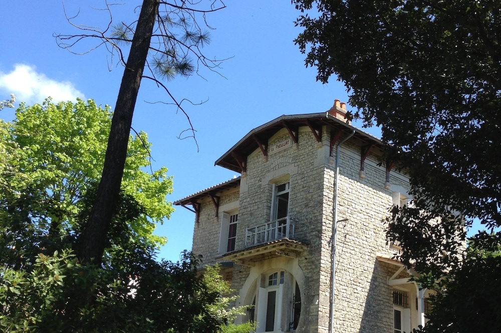 large family villa 200 m from the beach, with a large garden