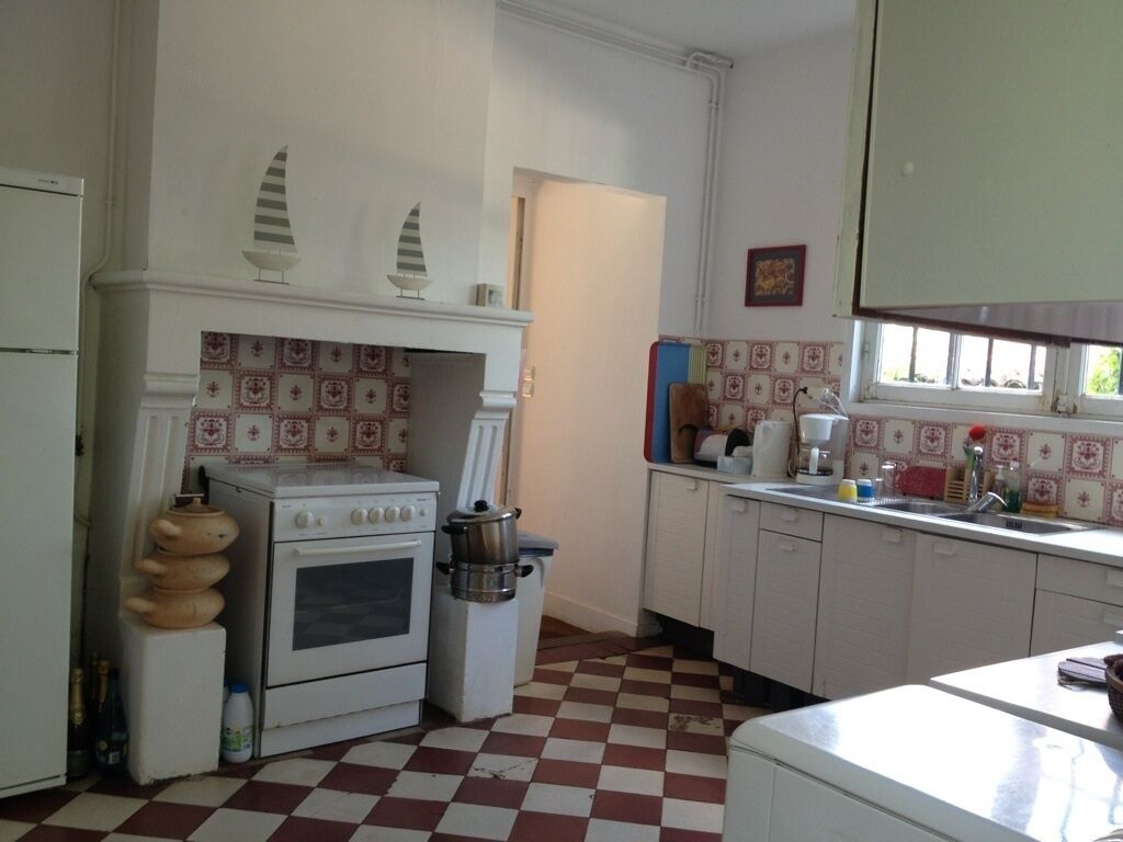 large family villa 200 m from the beach, with a large garden