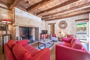TV, fireplace, DVD player, books - House close to SARLAT-LASCAUX - Heated pool & quiet-idyllic (Saint-Amand-De-Coly)