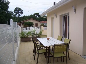 Outdoor dining - New house 77 m² for 6 persons, residential area (Gujan-Mestras)