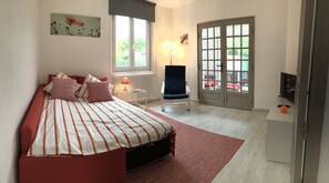 5 bedrooms, iron/ironing board, free WiFi - FAMILY HOME WITH ENCLOSED GARDEN IN A QUIET LOCATION: 5 MINUTES' WALK FROM THE BEACH & THE GR34 (Pléneuf-Val-André)