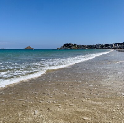 FAMILY HOME WITH ENCLOSED GARDEN IN A QUIET LOCATION: 5 MINUTES' WALK FROM THE BEACH & THE GR34