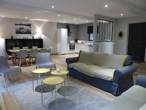 Télévision à écran plat, lecteur de DVD, table de tennis de table