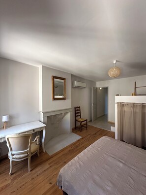 4 slaapkamers, een bureau, een strijkplank/strijkijzer, reisbedje