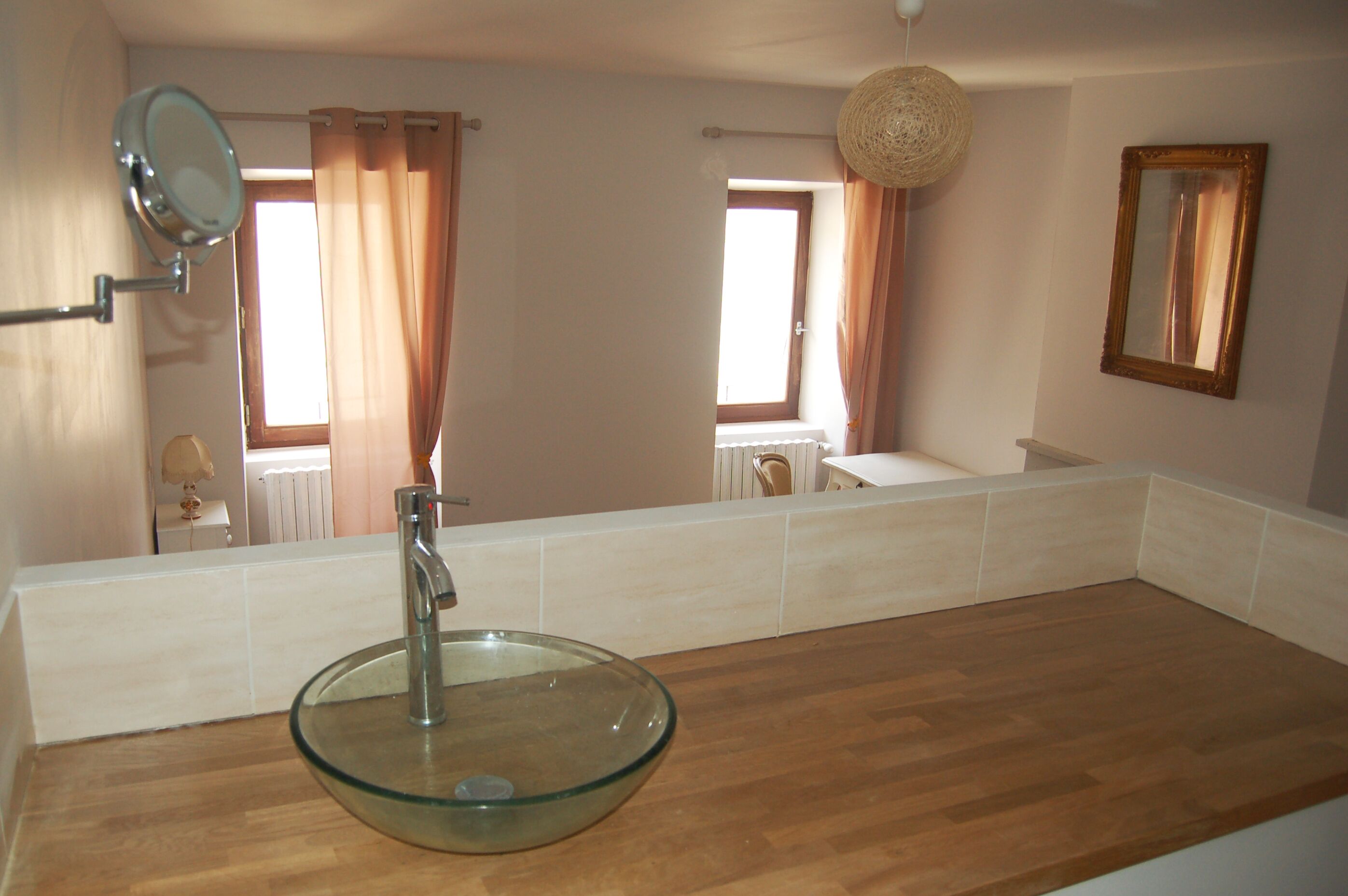 AIR CONDITIONED and RENOVATED character house, free WIFI, IDEAL TO SHARING