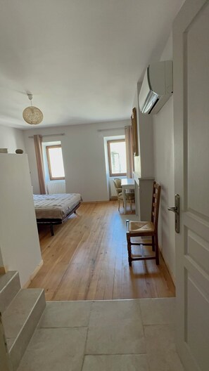 4 chambres, bureau, fer et planche à repasser, lit parapluie