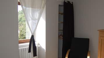 4 habitaciones, escritorio y tabla de planchar con plancha