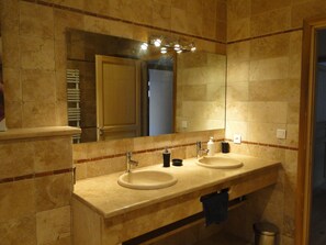 A bathroom with two sinks, a mirror, and a towel rack. - LUXURY VILLA WITH ALL COMFORTS, SWIMMING POOL. (Porto-Vecchio)
