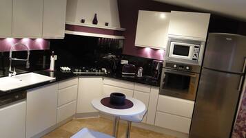 Réfrigérateur, micro-ondes, four, plaque de cuisson