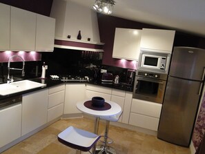 Frigorifero, microonde, forno, piano cottura