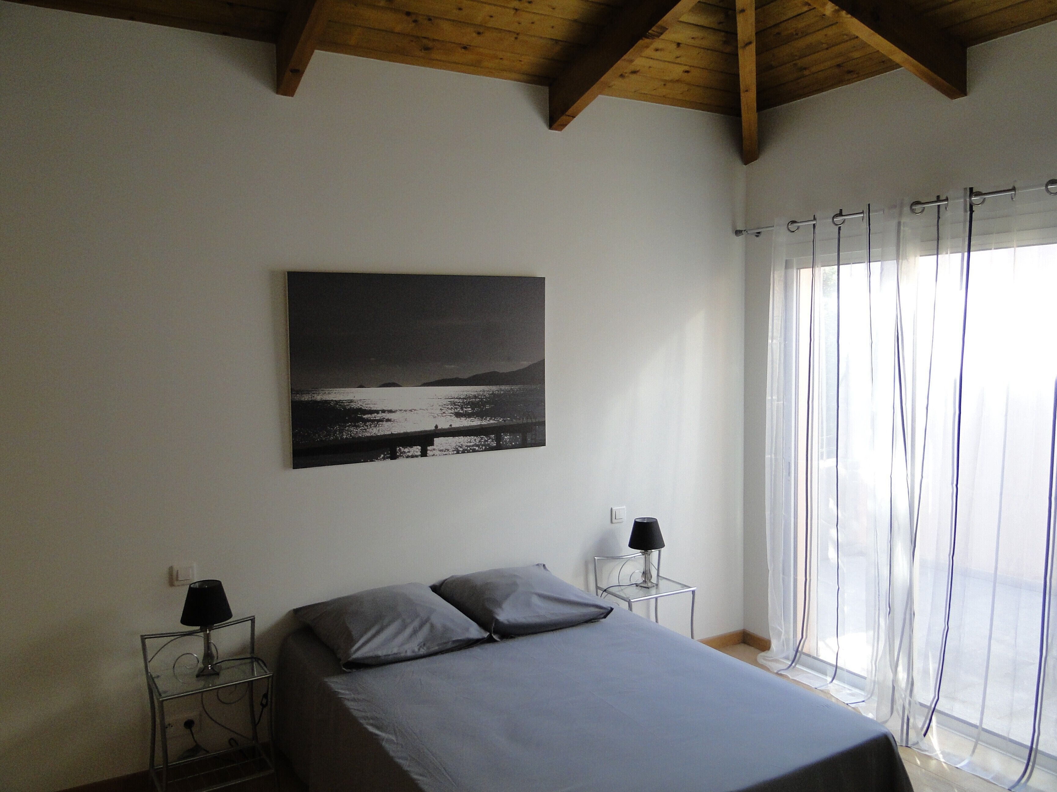 3 slaapkamers, een strijkplank/strijkijzer, gratis wifi, beddengoed