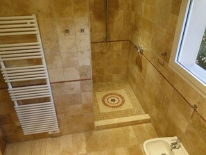 Dusche, Haartrockner, Bidet, Handtücher