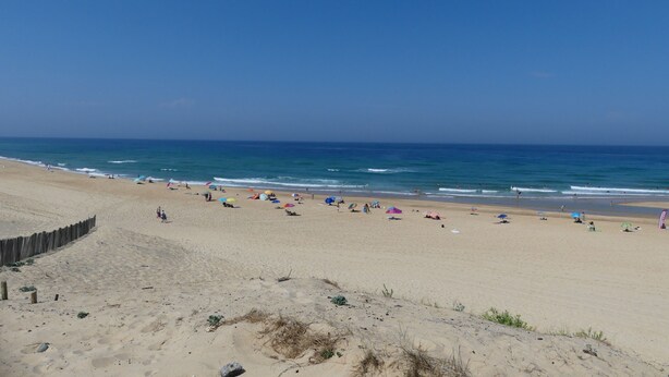 A beach with a wooden fence, sandy terrain, and a clear blue sky. - La Bouée Rouge: Pool, Ocean, & Lake by Bike, 6 people (Vielle-Saint-Girons)