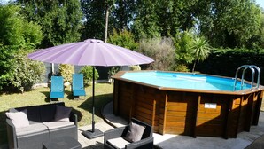 A backyard with a hot tub, patio furniture, and a swimming pool. - La Bouée Rouge: Pool, Ocean, & Lake by Bike, 6 people (Vielle-Saint-Girons)