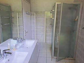 Douche, séchoir à cheveux, serviettes fournies, savon
