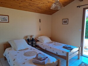 3 bedrooms, desk, iron/ironing board, travel crib