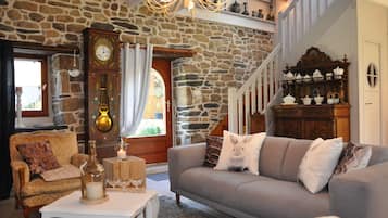 Televisio, takka, pöytätennispöytä, kirjoja