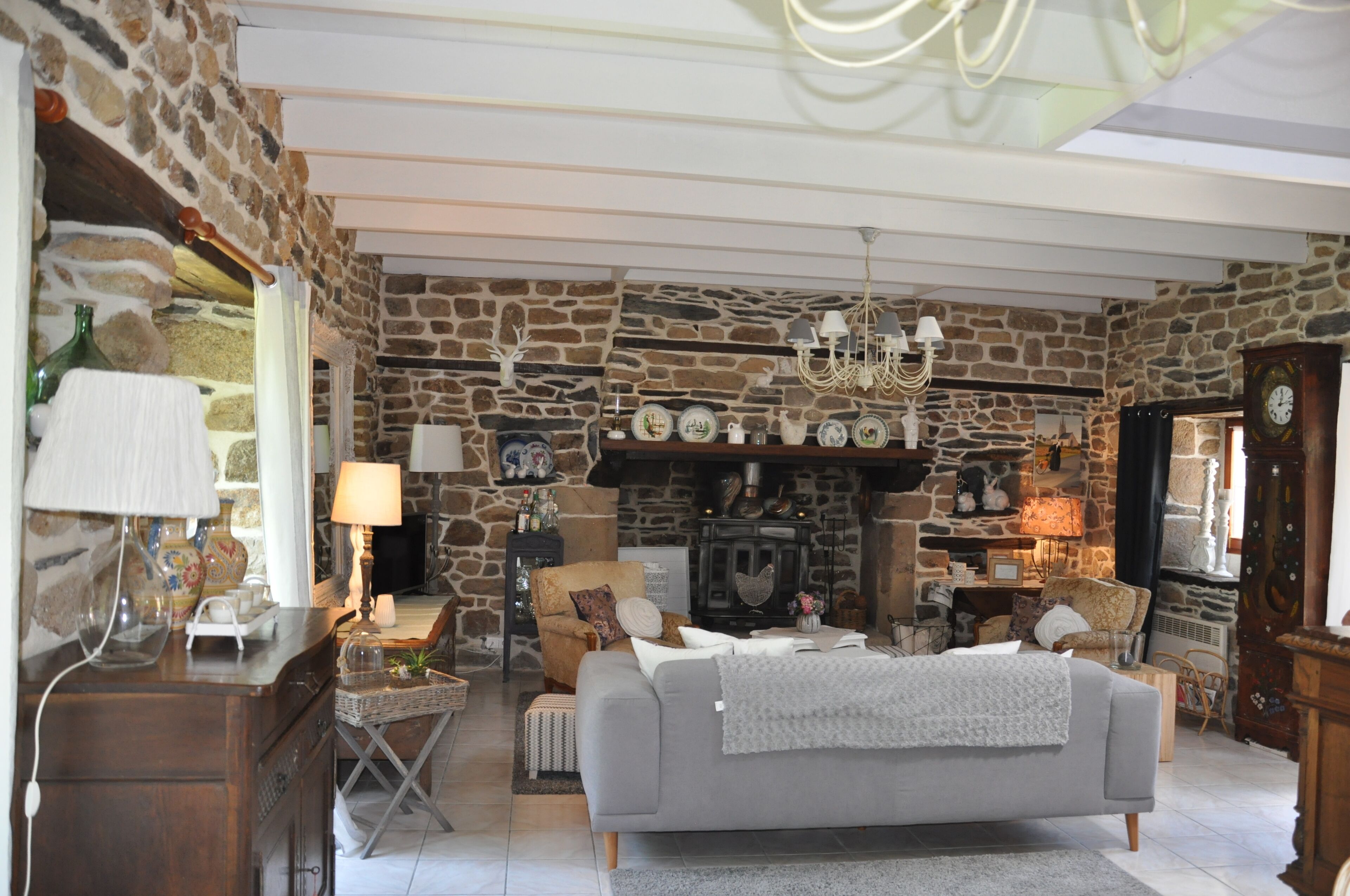 Televisio, takka, pöytätennispöytä, kirjoja