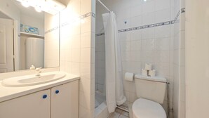 Un bagno con lavandino, WC e zona doccia.