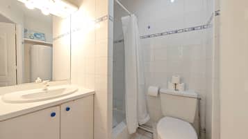 Een douche, een haardroger, handdoeken
