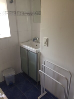 Combined shower/bathtub, hair dryer, towels, soap - COSY AND SPACIOUS FARMHOUSE, ALL INCLUSIVE, SLEEPS 9 (Étueffont)
