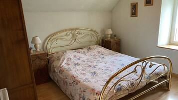 3 Schlafzimmer, Schreibtisch, Bügeleisen/Bügelbrett, Reisekinderbett