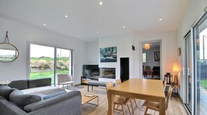 TV, fireplace, DVD player, books - A House on the Dune: access to the beach and the GR34 at 100 from the Dune! (Santec)