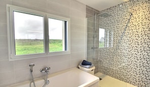 Combined shower/bathtub, hair dryer, towels, soap - A House on the Dune: access to the beach and the GR34 at 100 from the Dune! (Santec)