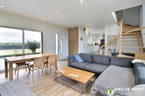 TV, fireplace, DVD player, books - A House on the Dune: access to the beach and the GR34 at 100 from the Dune! (Santec)