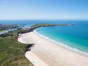 An aerial view of a coastal area with a sandy beach, a small town in the background, and a clear blue sky. - Seaside house in a residence at Le Conquet 400m from the white sablons beach (Le Conquet)