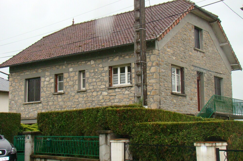 House located 400 m from the village center Chamboulive, quiet