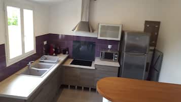 Geladeira, micro-ondas, cooktop, lava-louças