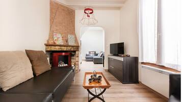 Smart-tv, een open haard en boeken