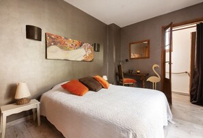 2 slaapkamers, een bureau, een strijkplank/strijkijzer, gratis wifi