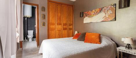 2 Schlafzimmer, Schreibtisch, BĂŒgeleisen/BĂŒgelbrett, kostenloses WLAN