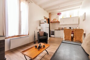 Een smart-tv, een open haard en boeken