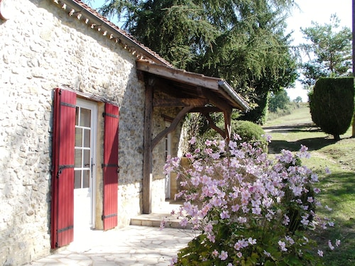 Coeur Périgord Noir, maison en pierre proche  Sarlat, piscine calme et reposante