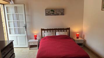 2 slaapkamers, een strijkplank/strijkijzer, reisbedje, gratis wifi