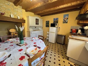 Dining - At the heart of Perigord Noir stone house near Sarlat, quiet and relaxing (Coux Et Bigaroque-Mouzens)