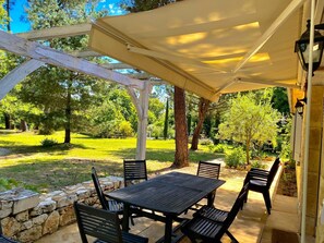 Outdoor dining - SINGLE-STOREY VILLA, LARGE PRIVATE POOL, VIEW OF THE VEZERE VALLEY (Tamnies)