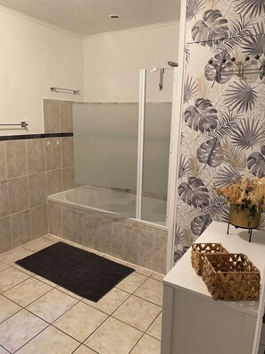 Bathtub - SINGLE-STOREY VILLA, LARGE PRIVATE POOL, VIEW OF THE VEZERE VALLEY (Tamnies)