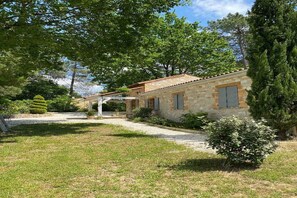 Property grounds - SINGLE-STOREY VILLA, LARGE PRIVATE POOL, VIEW OF THE VEZERE VALLEY (Tamnies)