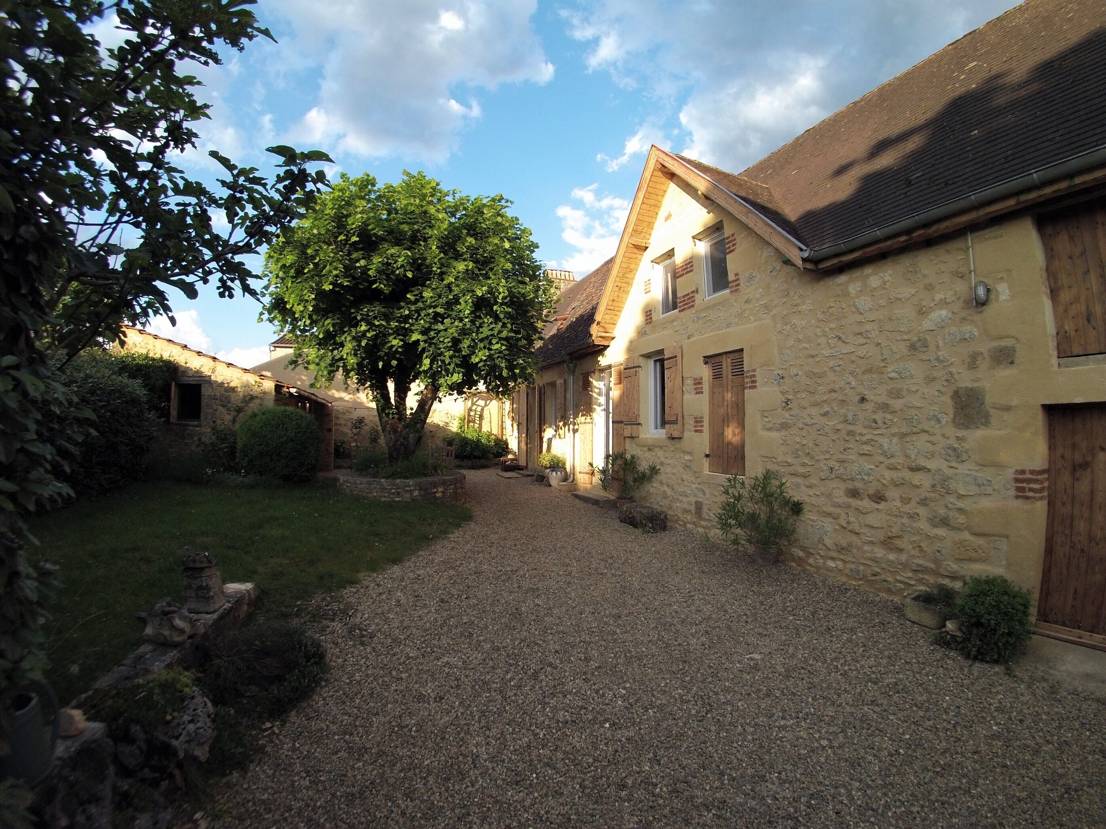 Stone house in the heart of the Périgourdine countryside