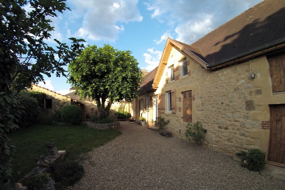 Stone house in the heart of the Périgourdine countryside