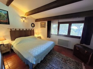2 bedrooms, desk, iron/ironing board, travel cot