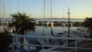 A marina with boats docked, a clear sky, and a distant view of hills. - Beau Mazet 75m2, large garden in pine forest, Private domain with Swimming pool, Tennis .. (Sainte-Maxime)