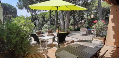 Beau Mazet 75m2, gran jardín en bosque de pinos, dominio privado con piscina, tenis ..