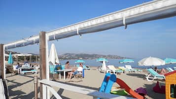 Plage, chaises longues