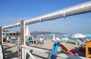 Sur la plage, chaise longue